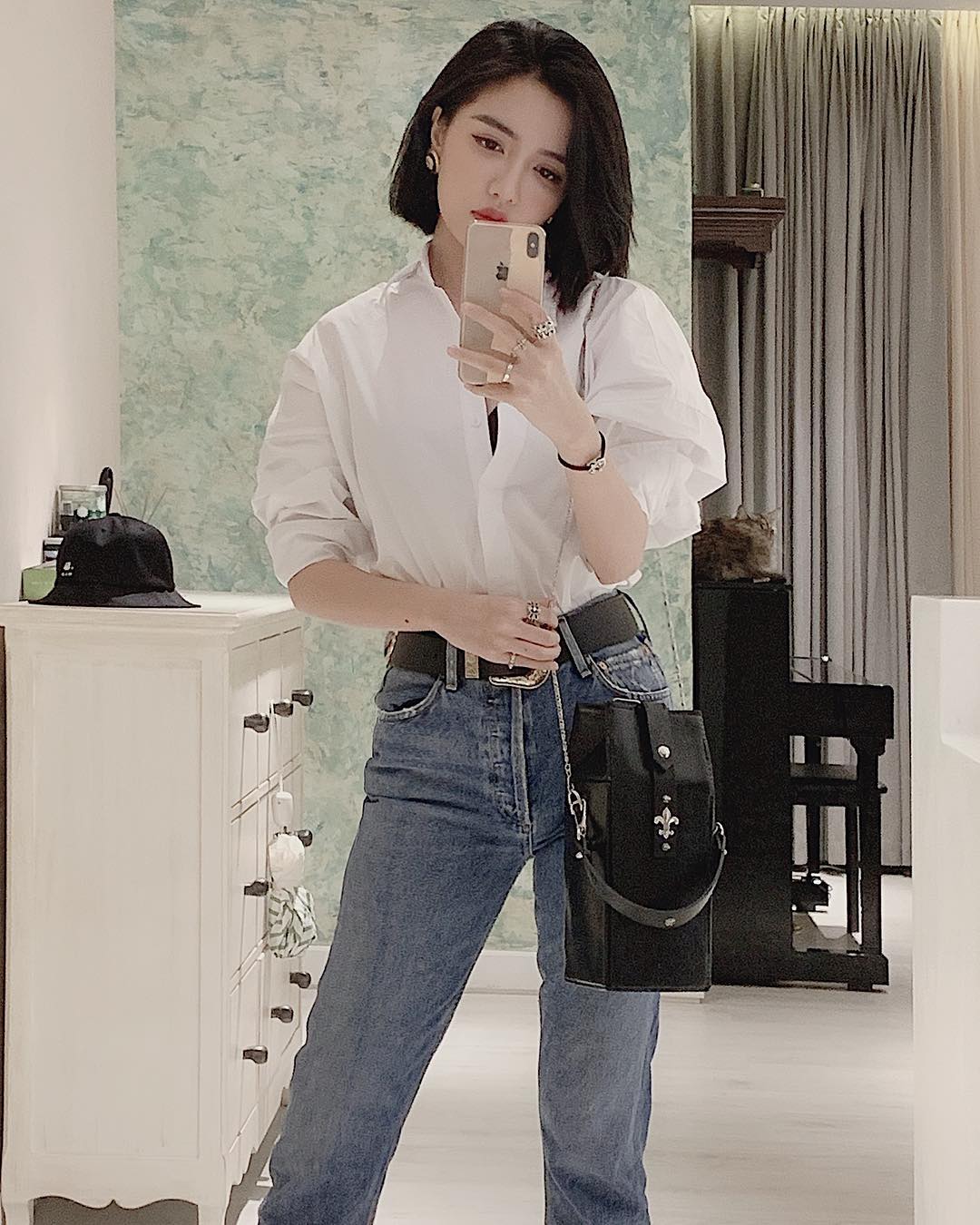 Thước đo thần thái mỹ nhân Vbiz là combo áo trắng quần jeans: Hà Tăng sang chảnh, Ngọc Trinh khoe dáng 