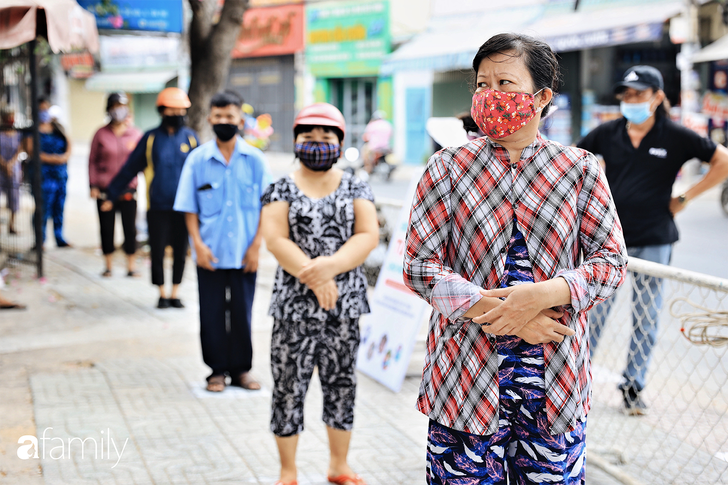 Dòng người xếp hàng ở &quot;cây ATM&quot; gạo miễn phí tại Sài Gòn: &quot;Dù nhà chẳng còn nổi 1 lon gạo, nhưng vẫn sợ lấy mất cơ hội của người khó khăn hơn mình&quot; - Ảnh 4.