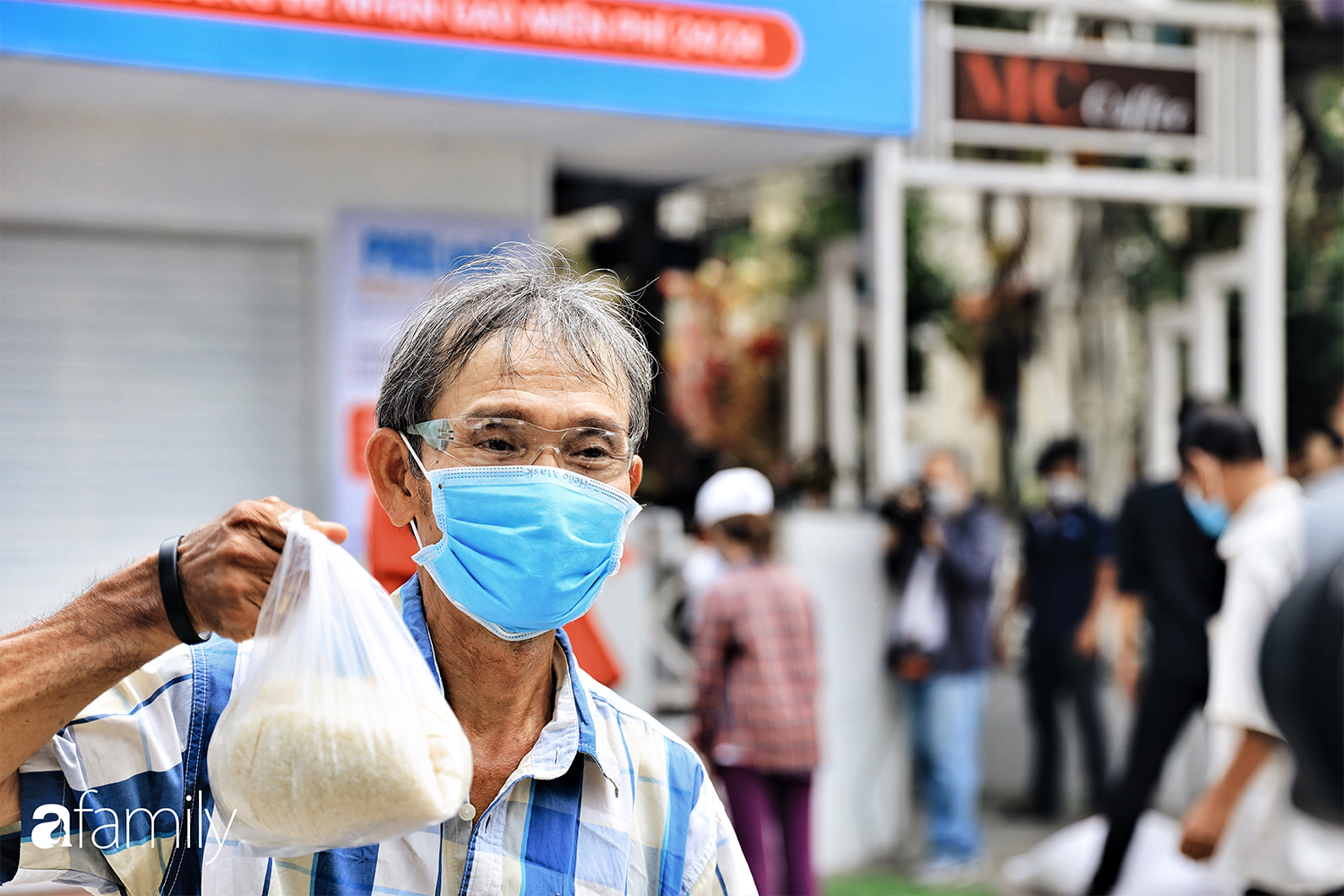 Dòng người xếp hàng ở &quot;cây ATM&quot; gạo miễn phí tại Sài Gòn: &quot;Dù nhà chẳng còn nổi 1 lon gạo, nhưng vẫn sợ lấy mất cơ hội của người khó khăn hơn mình&quot; - Ảnh 9.