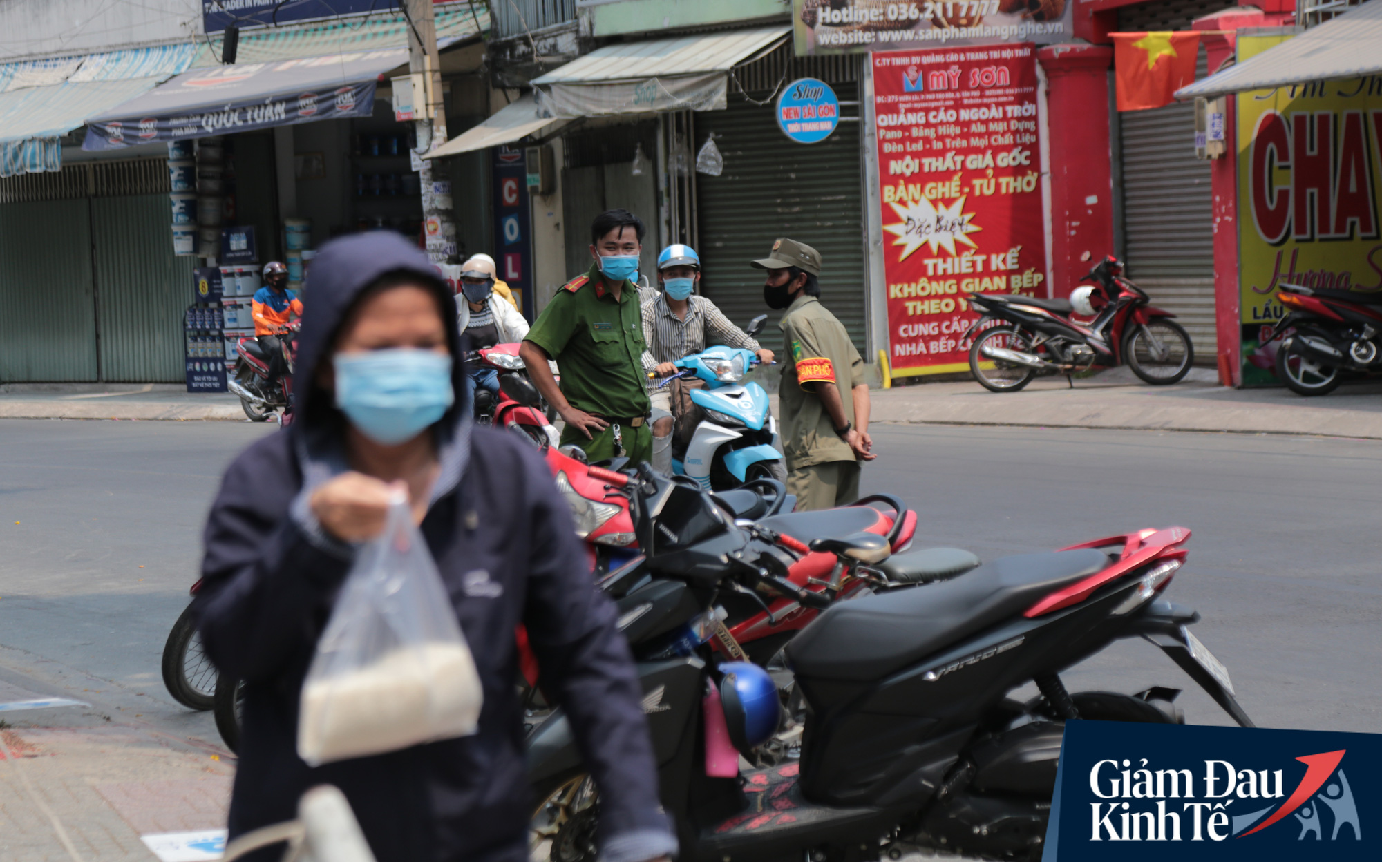 Ảnh: Người Sài Gòn ùn ùn chở gạo đến góp, máy ATM cũng nhả gạo như nước cho người nghèo - Ảnh 3.