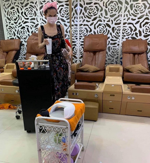 Ngọc Trinh than sắp phải đi khám tâm thần, để lộ thân hình gầy guộc trơ xương - Ảnh 4. Ngọc Trinh than sắp phải đi khám tâm thần, để lộ thân hình gầy guộc trơ xương - Ảnh 4.