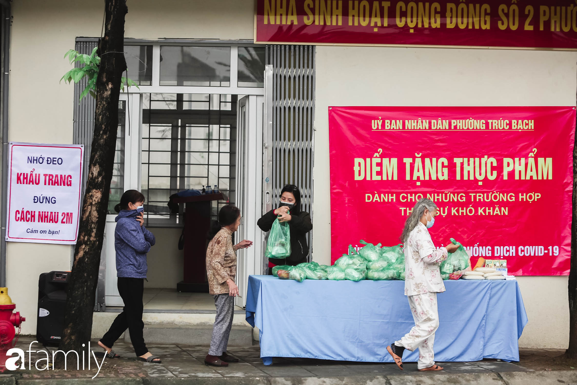 Những ngày cách ly chống dịch: Nhiều điểm phát lương thực mở ra như món quà vô giá với sinh viên nghèo, lao động thất nghiệp cố bám trụ lại Thủ đô - Ảnh 1.