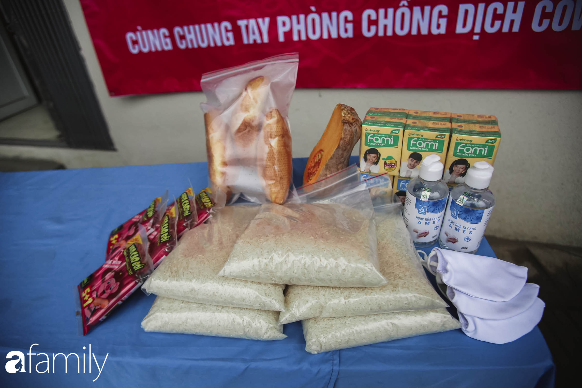 Những ngày cách ly chống dịch: Nhiều điểm phát lương thực mở ra như món quà vô giá với sinh viên nghèo, lao động thất nghiệp cố bám trụ lại Thủ đô - Ảnh 6. Những ngày cách ly chống dịch: Nhiều điểm phát lương thực mở ra như món quà vô giá với sinh viên nghèo, lao động thất nghiệp cố bám trụ lại Thủ đô - Ảnh 6.