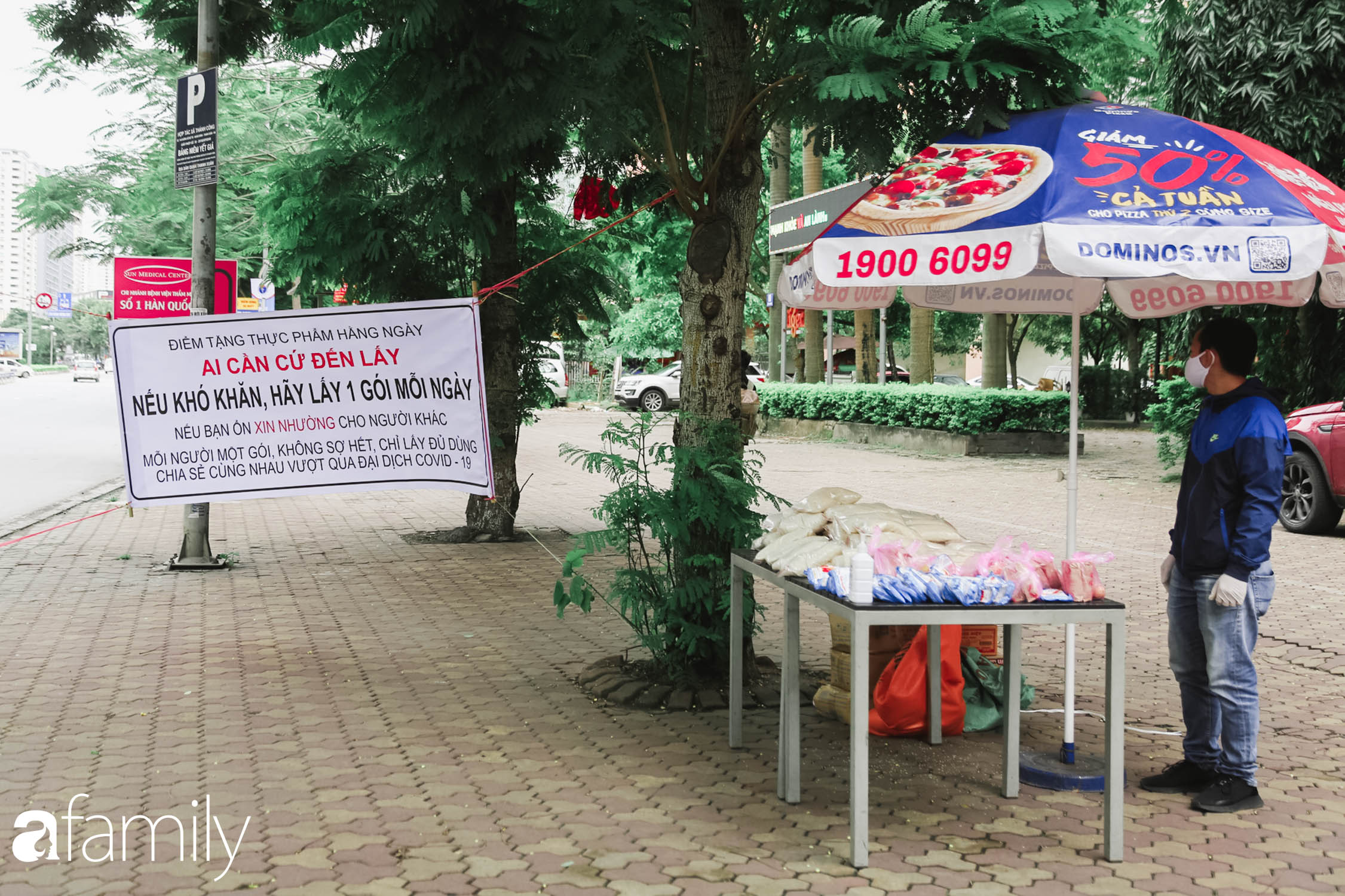 Những ngày cách ly chống dịch: Nhiều điểm phát lương thực mở ra như món quà vô giá với sinh viên nghèo, lao động thất nghiệp cố bám trụ lại Thủ đô - Ảnh 11. Những ngày cách ly chống dịch: Nhiều điểm phát lương thực mở ra như món quà vô giá với sinh viên nghèo, lao động thất nghiệp cố bám trụ lại Thủ đô - Ảnh 11.