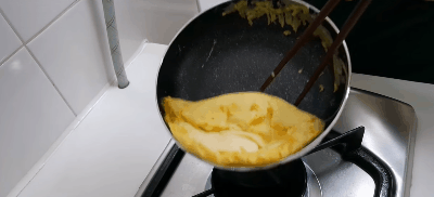 Vẫn là trứng omelet, nhưng thêm nguyên liệu này món trứng trở nên tuyệt hảo hơn - Ảnh 6.