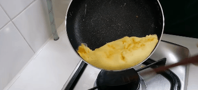 Vẫn là trứng omelet, nhưng thêm nguyên liệu này món trứng trở nên tuyệt hảo hơn - Ảnh 7.