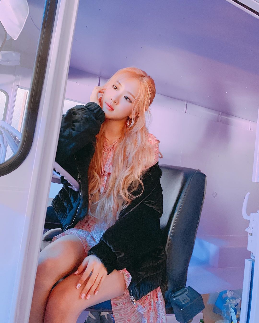 Để ý mới thấy, Rosé (Black Pink) có một tuyệt chiêu diện đồ và chụp ảnh sống ảo giúp thăng hạng sang chảnh vù vù - Ảnh 5.