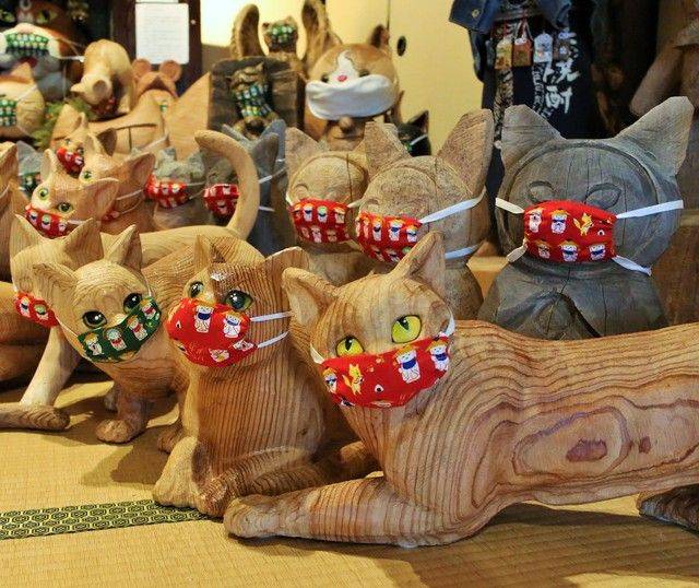 Ngôi đền đặc biệt ở Nhật Bản được mệnh danh là &quot;Đền Mèo&quot;, trụ trì tự tay làm khẩu trang cho hàng trăm chú mèo gỗ từ tã lót trẻ em - Ảnh 3.