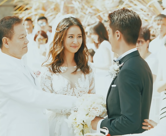 Loạt khoảnh khắc hiếm trong lễ cưới của Lâm Tâm Như và Hoắc Kiến Hoa vào gần 4 năm trước được tiết lộ, chú rể rưng rưng đón cô dâu từ tay cha vợ - Ảnh 2.