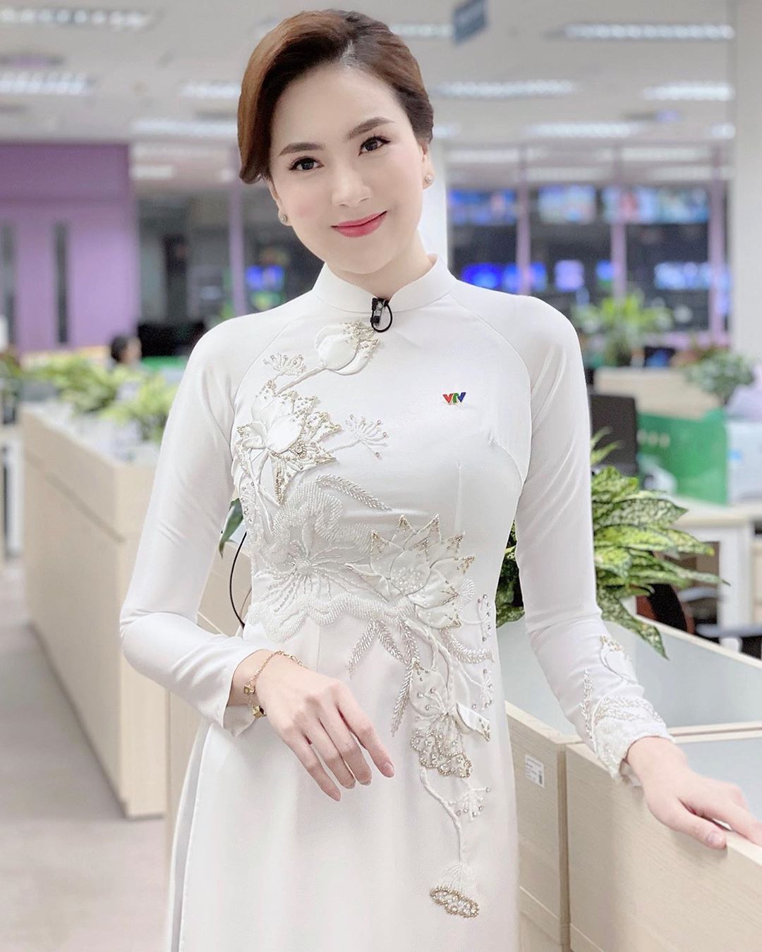 MC Mai Ngọc mặc áo dài lên sóng truyền hình ngày cả nước mừng chiến thắng