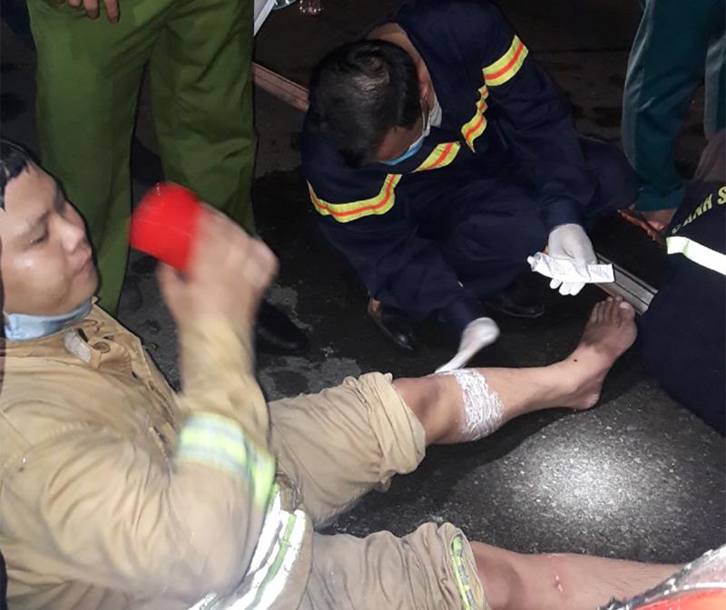 Nhiều lính cứu hỏa bị thương khi chữa cháy trong khu chế xuất Tân Thuận - Ảnh 2.
