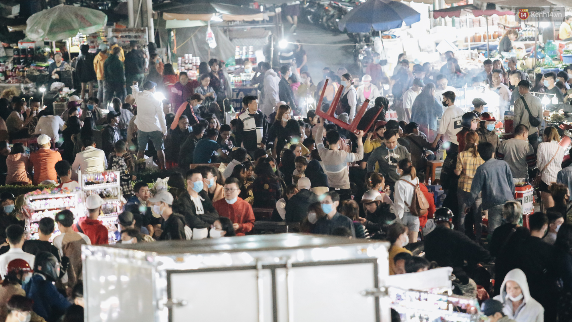Chùm ảnh: Chợ đêm Đà Lạt không còn chỗ trống, khách du lịch ngồi la liệt từ trong ra ngoài để ăn uống dịp nghỉ lễ - Ảnh 7.