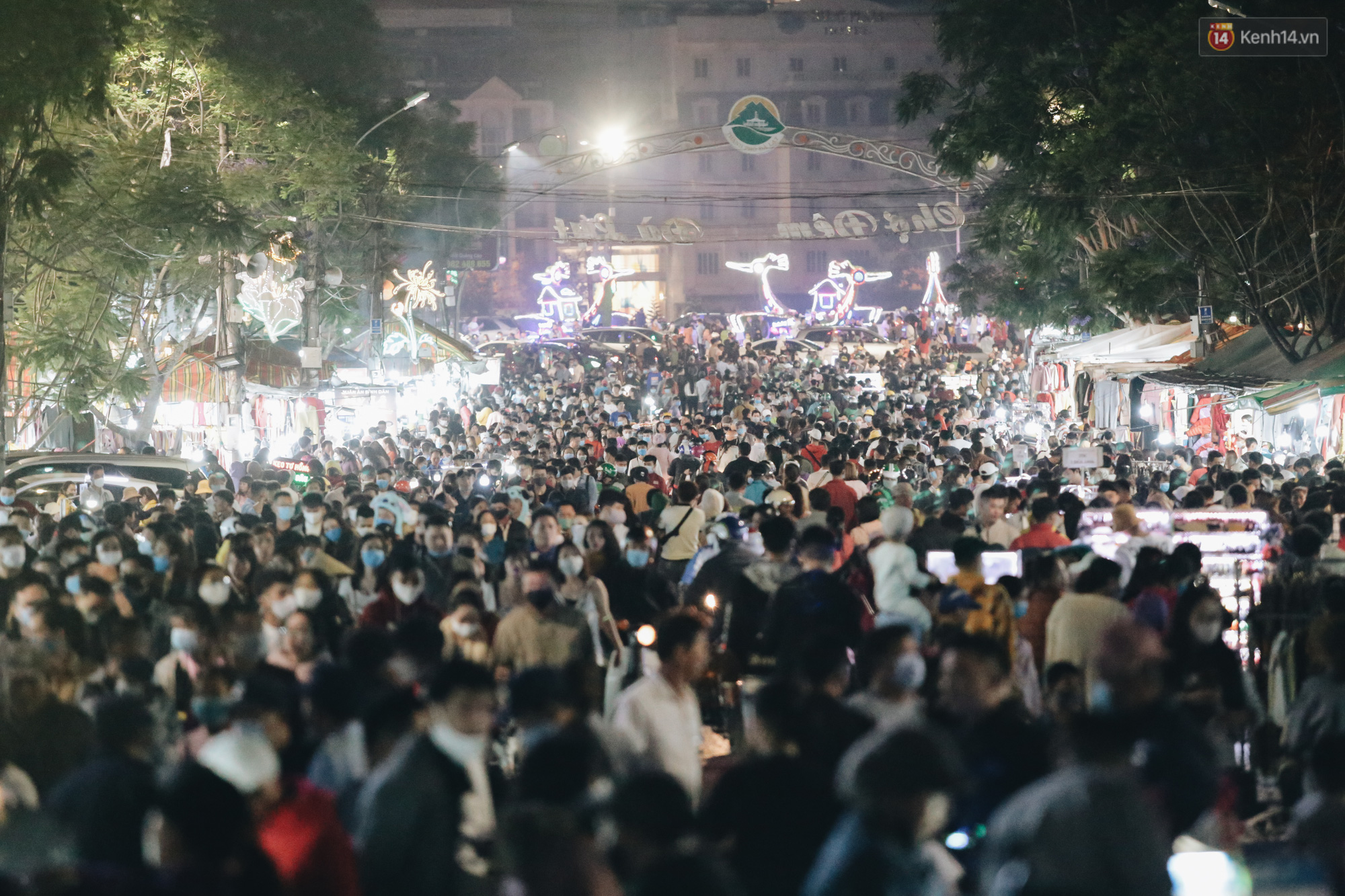 Chùm ảnh: Chợ đêm Đà Lạt không còn chỗ trống, khách du lịch ngồi la liệt từ trong ra ngoài để ăn uống dịp nghỉ lễ - Ảnh 3. Chùm ảnh: Chợ đêm Đà Lạt không còn chỗ trống, khách du lịch ngồi la liệt từ trong ra ngoài để ăn uống dịp nghỉ lễ - Ảnh 3.