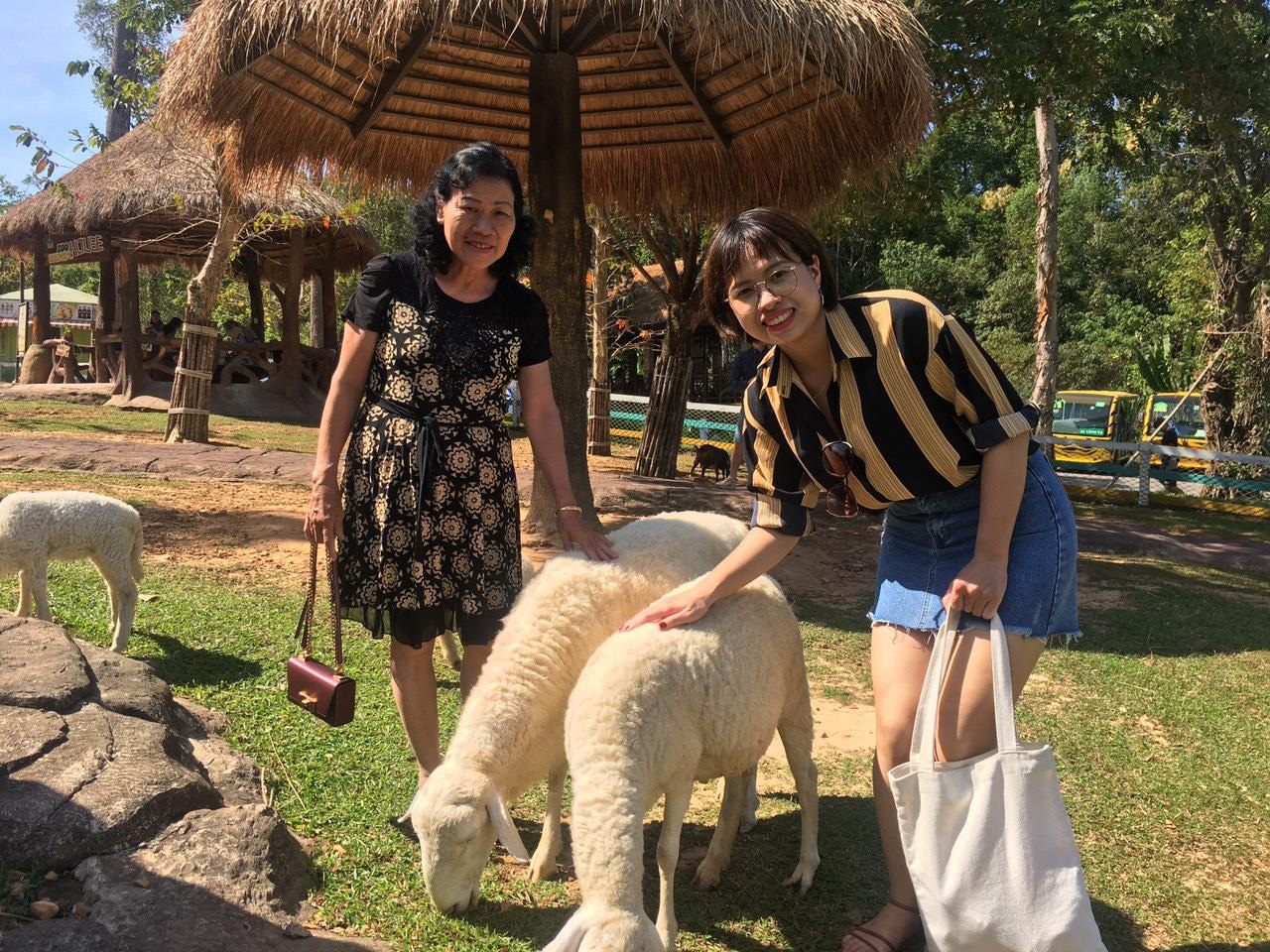 Đ&atilde; bao giờ bạn từng n&oacute;i Mẹ ơi, hai mẹ con m&igrave;nh c&ugrave;ng đi du lịch nha mẹ? - Ảnh 2.