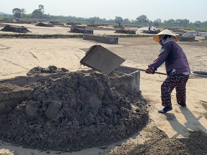 Hạt muối nhọc nhằn của diêm dân ngày nắng đỉnh điểm - Ảnh 3.