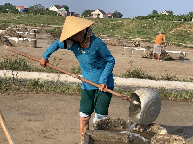 Hạt muối nhọc nhằn của diêm dân ngày nắng đỉnh điểm - Ảnh 7.