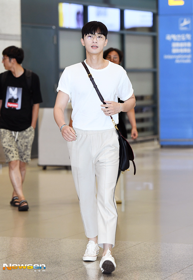 Ông chủ Danbam Park Seo Joon đúng là nam thần sân bay: Lúc như CEO đã giàu còn soái, khi đi dép xỏ ngón cũng ngầu như catwalk - Ảnh 9.