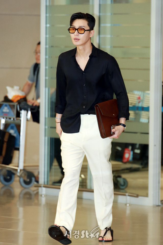 Ông chủ Danbam Park Seo Joon đúng là nam thần sân bay: Lúc như CEO đã giàu còn soái, khi đi dép xỏ ngón cũng ngầu như catwalk - Ảnh 14.