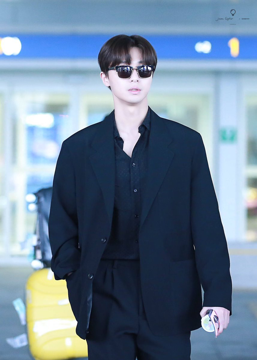 Ông chủ Danbam Park Seo Joon đúng là nam thần sân bay: Lúc như CEO đã giàu còn soái, khi đi dép xỏ ngón cũng ngầu như catwalk - Ảnh 13.