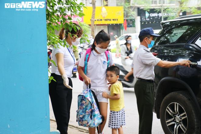 Ảnh: Trường không tổ chức bán trú, phụ huynh chen chúc đón con giữa trưa nắng - Ảnh 6.