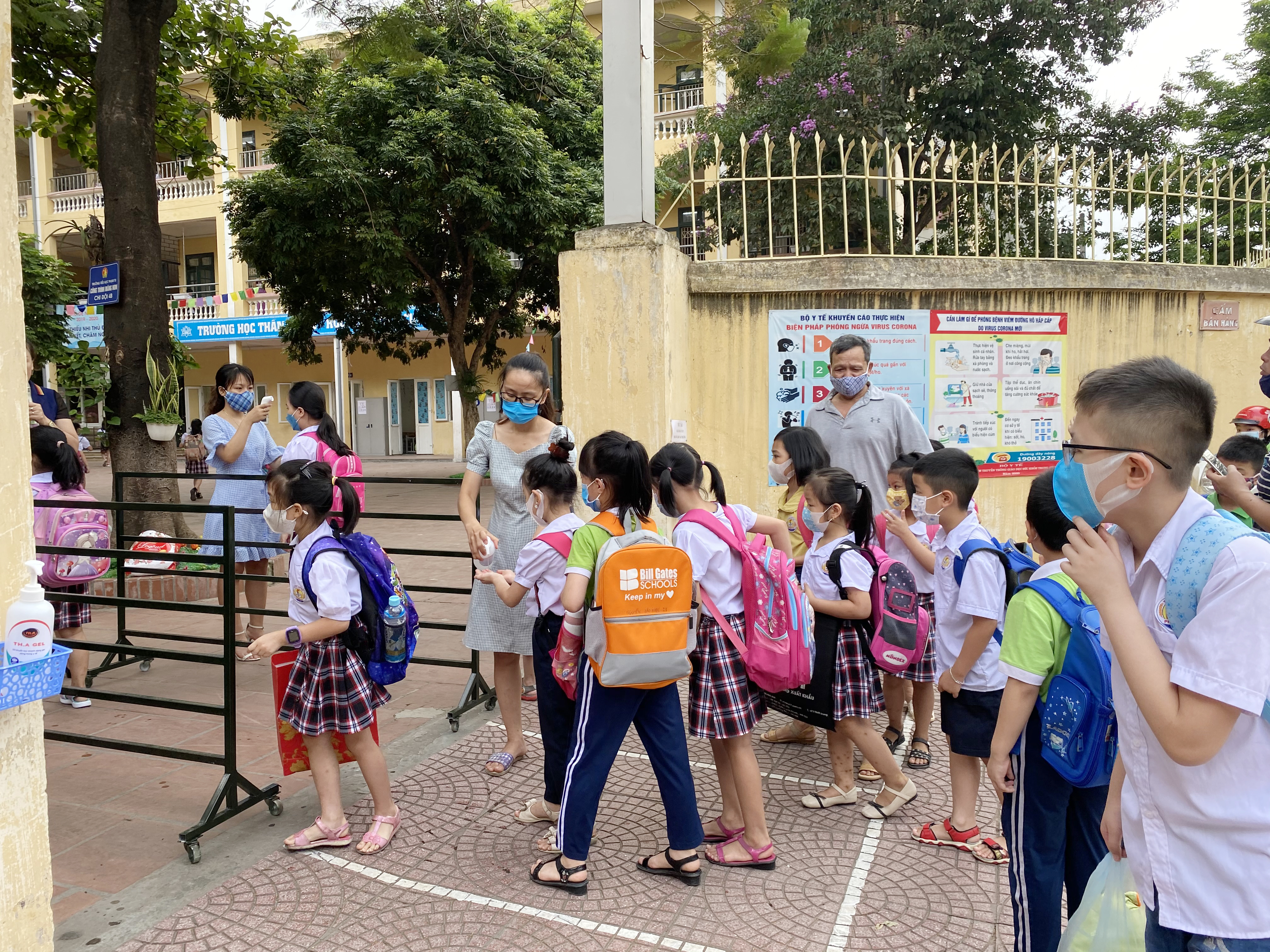 Học sinh Mầm non, Tiểu học ngày đầu đi học lại: Thầy cô ân cần đứng chờ tận cổng, nhiều em ôm chặt mẹ khóc mếu không chịu rời - Ảnh 24. Học sinh Mầm non, Tiểu học ngày đầu đi học lại: Thầy cô ân cần đứng chờ tận cổng, nhiều em ôm chặt mẹ khóc mếu không chịu rời - Ảnh 24.