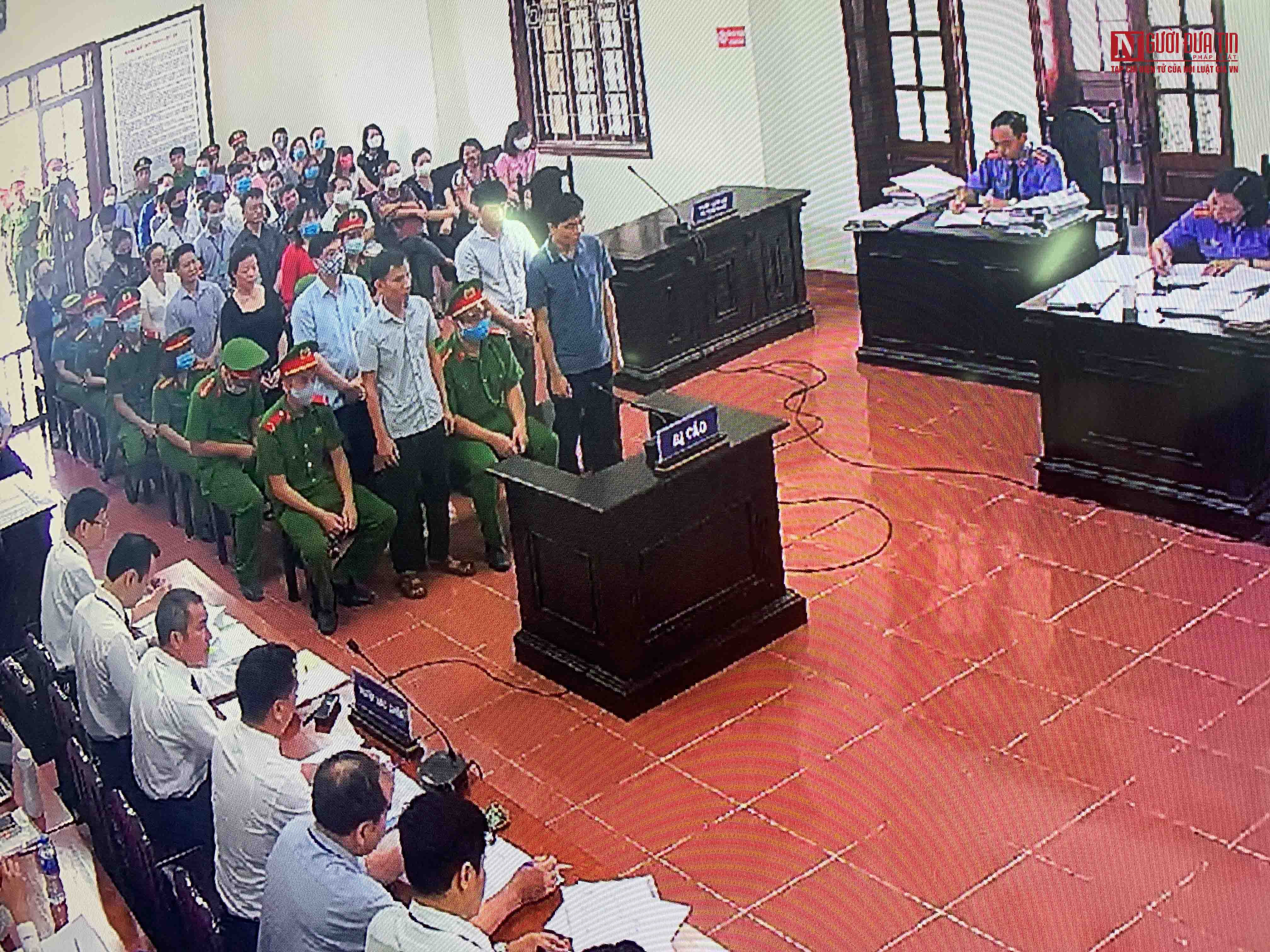 Những hình ảnh đầu tiên trong phiên xét xử gian lận thi cử tại Hòa Bình - Ảnh 13.