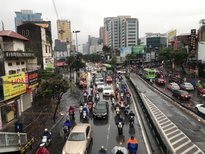 Hà Nội mưa trắng trời, giao thông hỗn loạn, nhiều tuyến phố kẹt cứng - Ảnh 8.