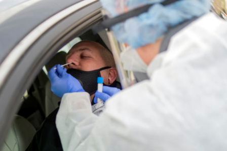 FDA phê chuẩn test kháng nguyên đầu tiên để phát hiện nhanh SARS-CoV-2 - Ảnh 1.