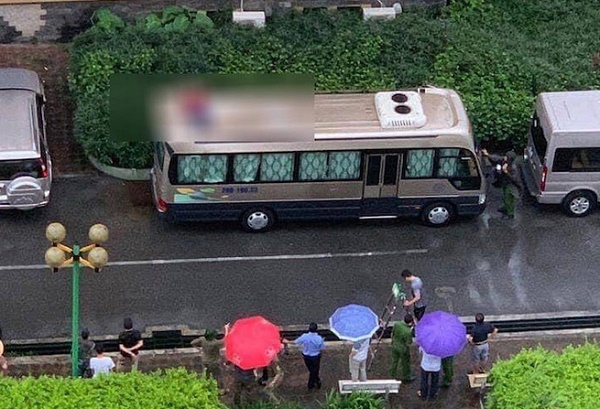 Vụ nạn nhân tử vong trên nóc ô tô ở Hà Nội: Phát hiện thư tuyệt mệnh để lại - Ảnh 1.