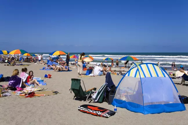Vừa được nới phong tỏa, dân Mỹ thải luôn 6 tấn rác ra bãi biển - Ảnh 2.