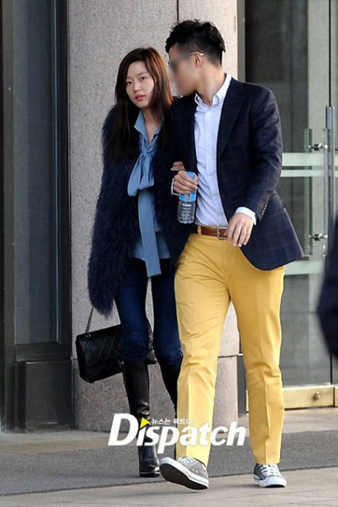 9 cặp đôi Kbiz từ friendzone mà thành: Jeon Ji Hyun và chồng CEO là thanh mai trúc mã, ca sĩ Hậu duệ mặt trời có cái kết đẹp - Ảnh 2.