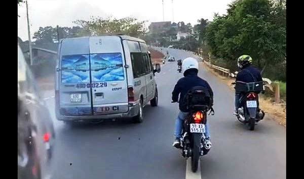 Triệu tập 3 phượt thủ rượt đuổi, ném đá xe khách trên Quốc lộ 20 - Ảnh 3. Triệu tập 3 phượt thủ rượt đuổi, ném đá xe khách trên Quốc lộ 20 - Ảnh 3.