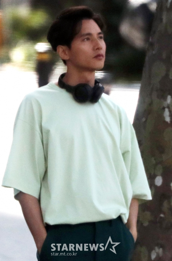 Chỉ qua vài bức ảnh chụp vô tình trên phố, Won Bin đã cho thấy phong độ của mỹ nam hàng đầu Kbiz ở tuổi 44 - Ảnh 2.