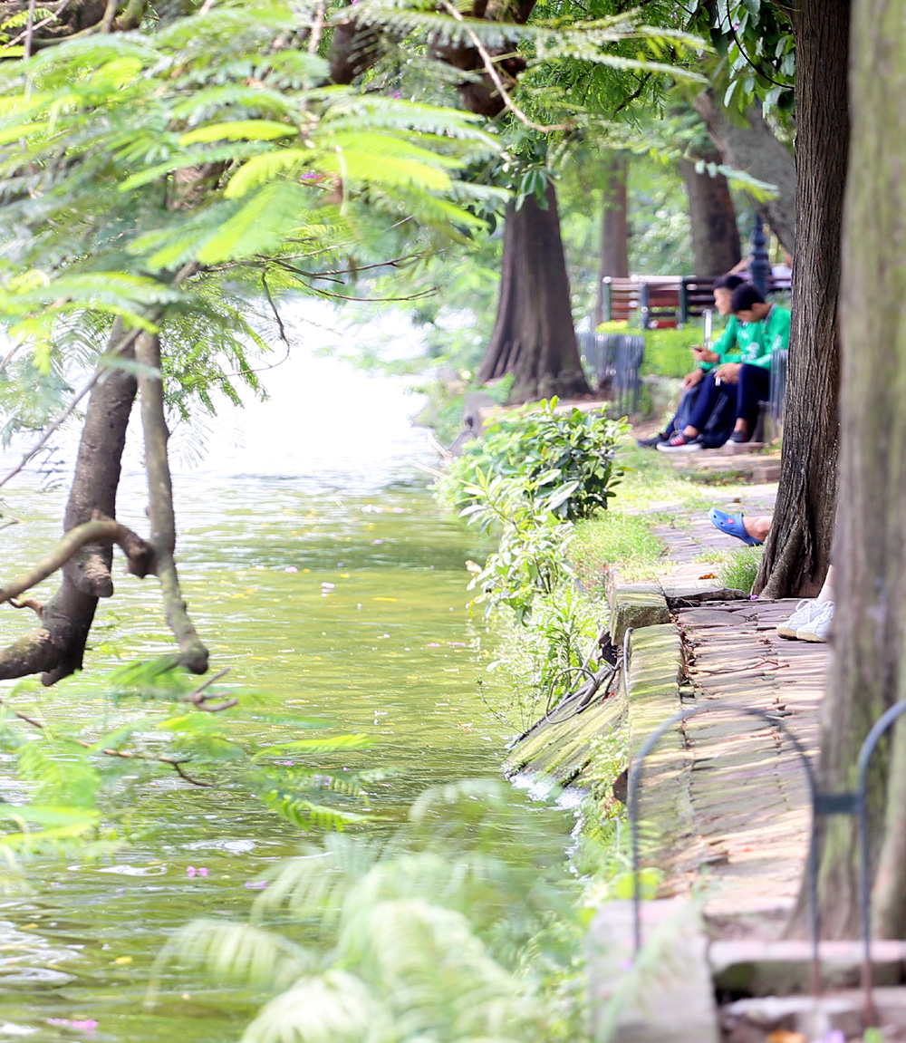 Bờ kè hồ Gươm sạt lở nghiêm trọng được khoác áo mới thử nghiệm dài 40m - Ảnh 9.