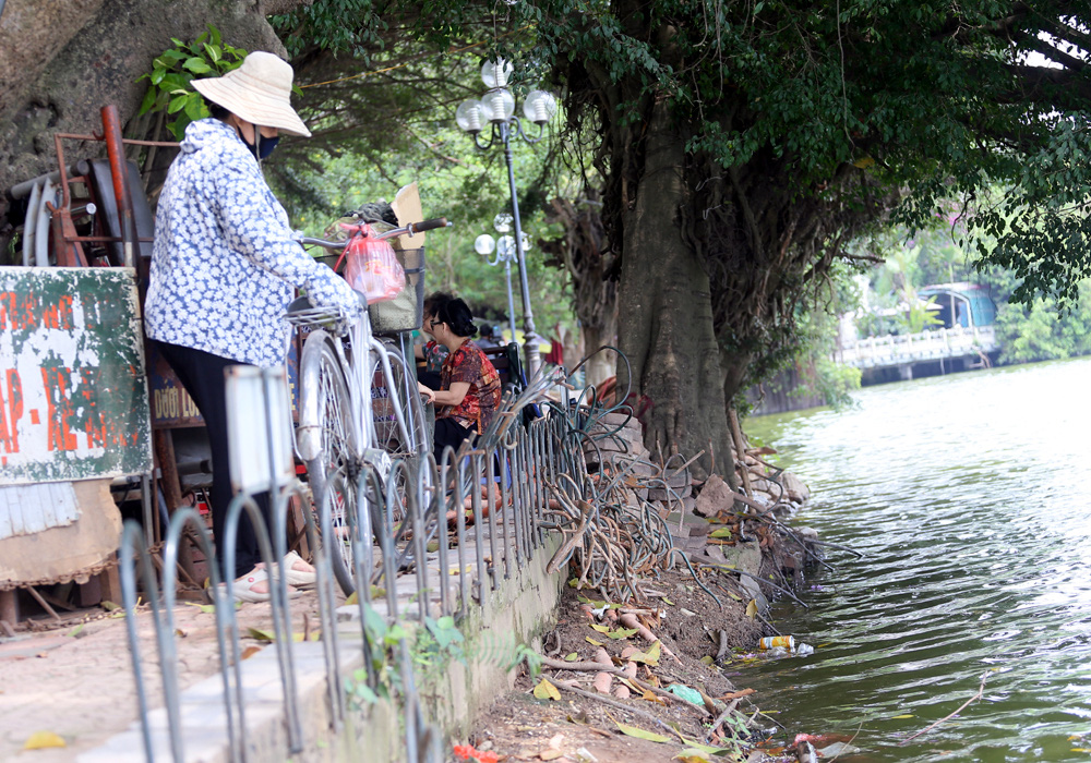 Bờ kè hồ Gươm sạt lở nghiêm trọng được khoác áo mới thử nghiệm dài 40m - Ảnh 12.