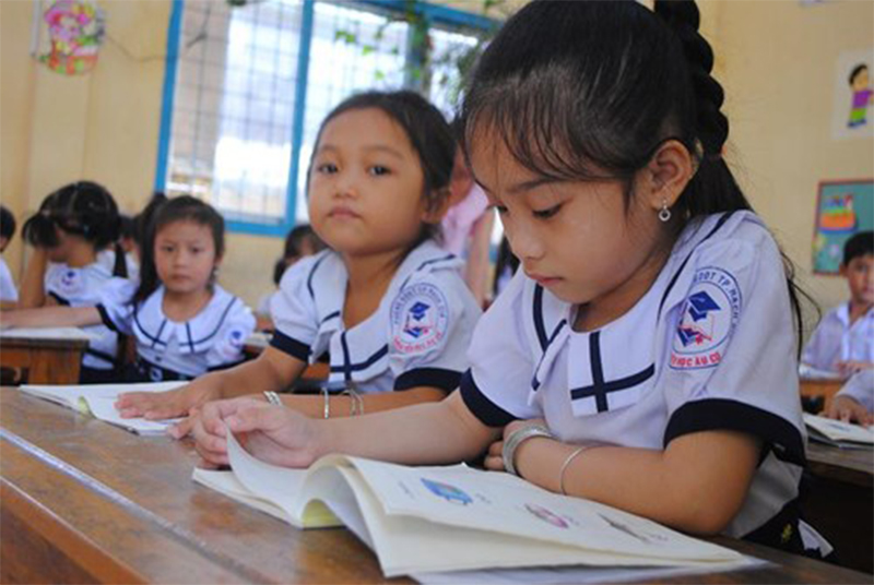 Nên hay không nên cho con học thêm trước khi vào lớp 1: Phụ huynh người đồng tình, người phản đối: &quot;Bắt con học sớm thì tội lắm&quot; - Ảnh 2.