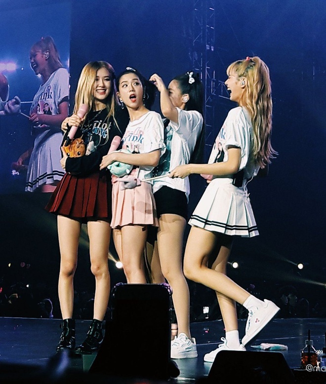 Nhan sắc các thành viên BLACKPINK trong những bộ váy trắng