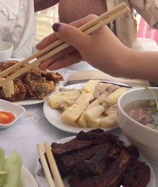 Đăng mâm cỗ cưới Tây Bắc, cô gái khiến dân mạng tranh cãi kịch liệt, người khen đặc sản, kẻ chê đạm bạc - Ảnh 1. Đăng mâm cỗ cưới Tây Bắc, cô gái khiến dân mạng tranh cãi kịch liệt, người khen đặc sản, kẻ chê đạm bạc - Ảnh 1.