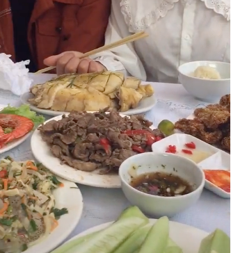 Đăng mâm cỗ cưới Tây Bắc, cô gái khiến dân mạng tranh cãi kịch liệt, người khen đặc sản, kẻ chê đạm bạc - Ảnh 2. Đăng mâm cỗ cưới Tây Bắc, cô gái khiến dân mạng tranh cãi kịch liệt, người khen đặc sản, kẻ chê đạm bạc - Ảnh 2.