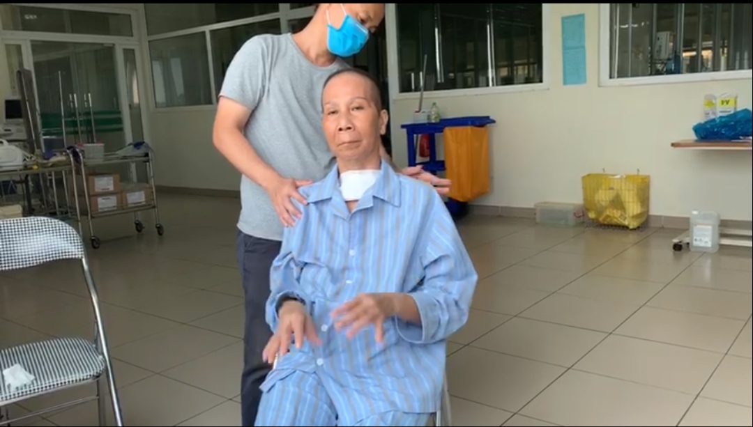 [Video] Bệnh nhân 19 khoẻ mạnh, tay chân linh hoạt tập đi sau hơn 2 tháng trên giường bệnh - Ảnh 2.