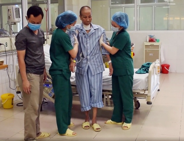 [Video] Bệnh nhân 19 khoẻ mạnh, tay chân linh hoạt tập đi sau hơn 2 tháng trên giường bệnh - Ảnh 3.