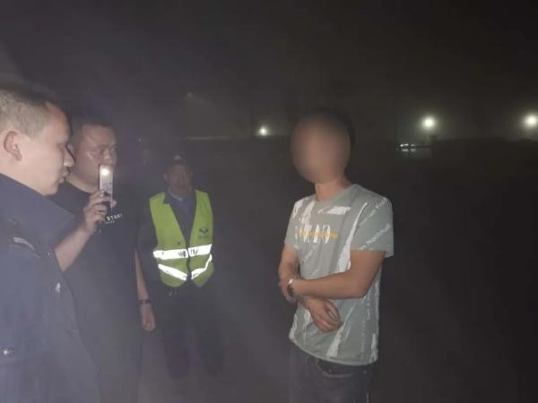 Người đ&agrave;n &ocirc;ng bị vợ thả xuống giữa cao tốc v&agrave; phải đi bộ lang thang suốt 16km l&uacute;c nửa đ&ecirc;m, nguy&ecirc;n nh&acirc;n đến từ việc thường xuy&ecirc;n xảy đến trong h&ocirc;n nh&acirc;n - Ảnh 1.