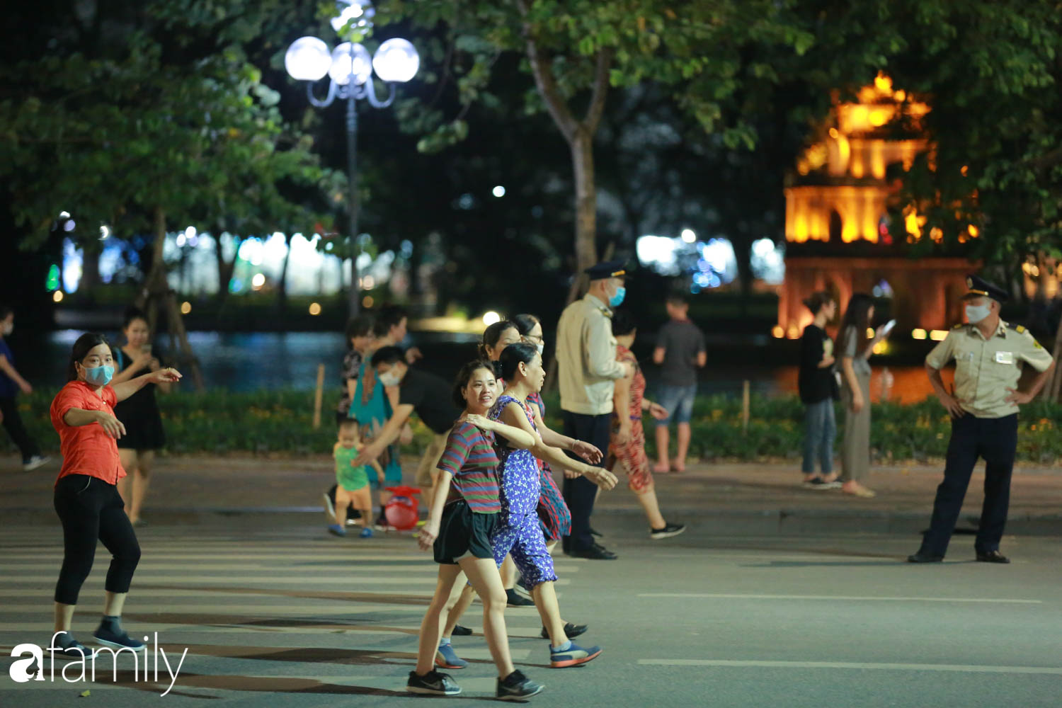Bờ hồ Hoàn Kiếm trở nên đông đúc, giới trẻ Hà Nội thoả thích &quot;check-in&quot; trong ngày đầu phố đi bộ mở cửa trở lại - Ảnh 1.