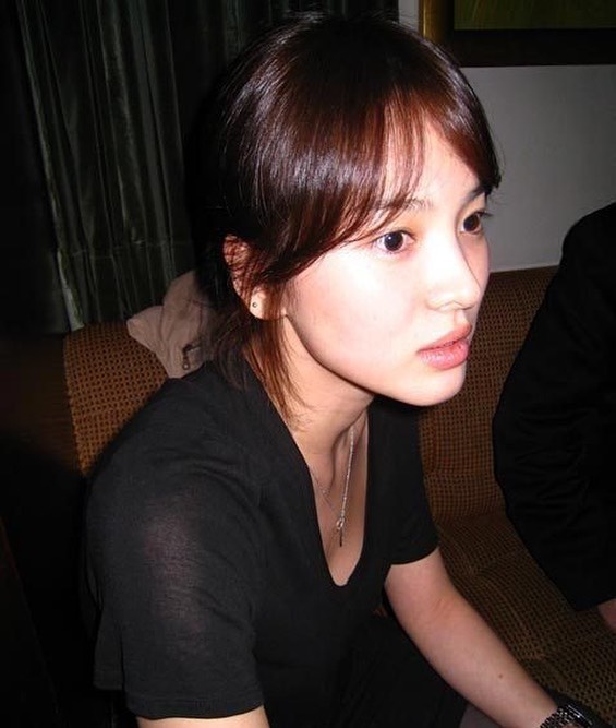 Ở ẩn lâu nay, Song Hye Kyo bất ngờ &quot;gây sốt&quot; với hình ảnh mặt mộc trong quá khứ bị &quot;đào lại&quot; - Ảnh 6.