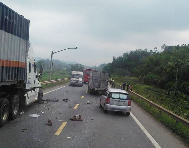 Lạng Sơn: Va chạm với xe container và ô tô con, 1 người đi xe máy tử vong - Ảnh 1.