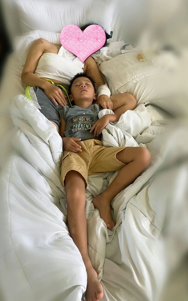 Xót xa hình ảnh nẳm trên giường bệnh của ca sĩ Hồng Ngọc sau 1 tuần bị bỏng nặng - Ảnh 2.