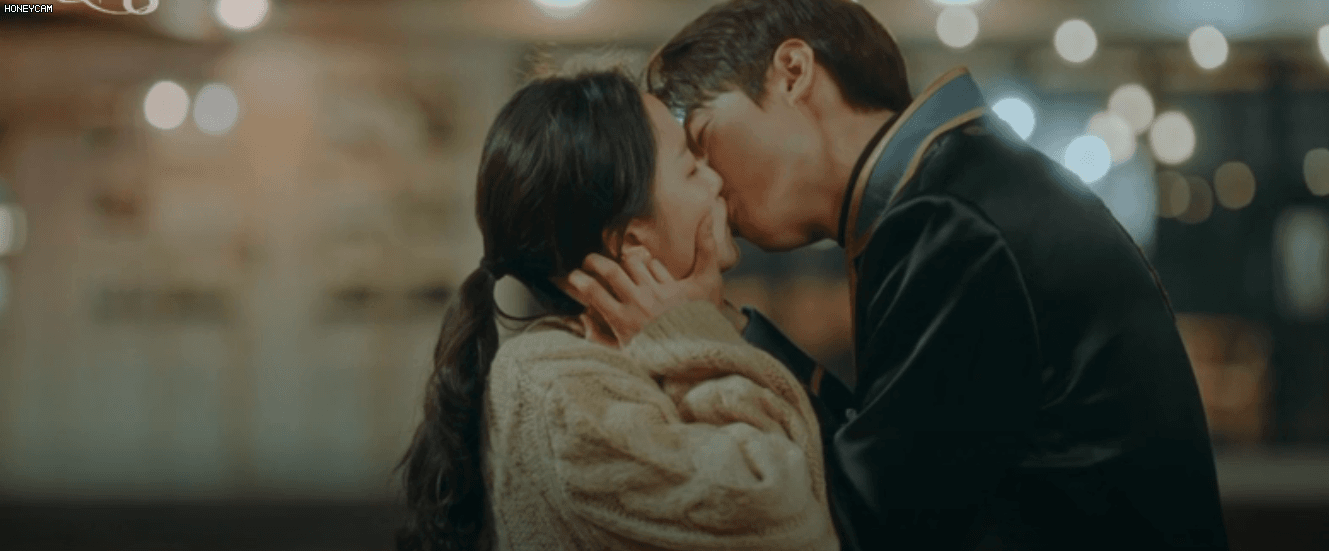 &quot;Quân vương bất diệt&quot; tập 10: Bất lực vì người thân lần lượt bị giết, Lee Min Ho ôm hôn Kim Go Eun từ biệt trong nước mắt - Ảnh 6.