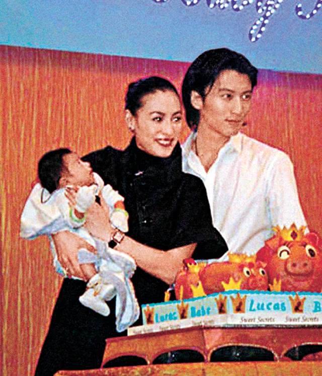 Truyền thông &quot;đào mộ&quot; những bức hình hiếm của hai con trai Trương Bá Chi và Tạ Đình Phong khi mới chào đời, nhưng khoảnh khắc hạnh phúc của cặp đôi mới đáng chú ý - Ảnh 4.