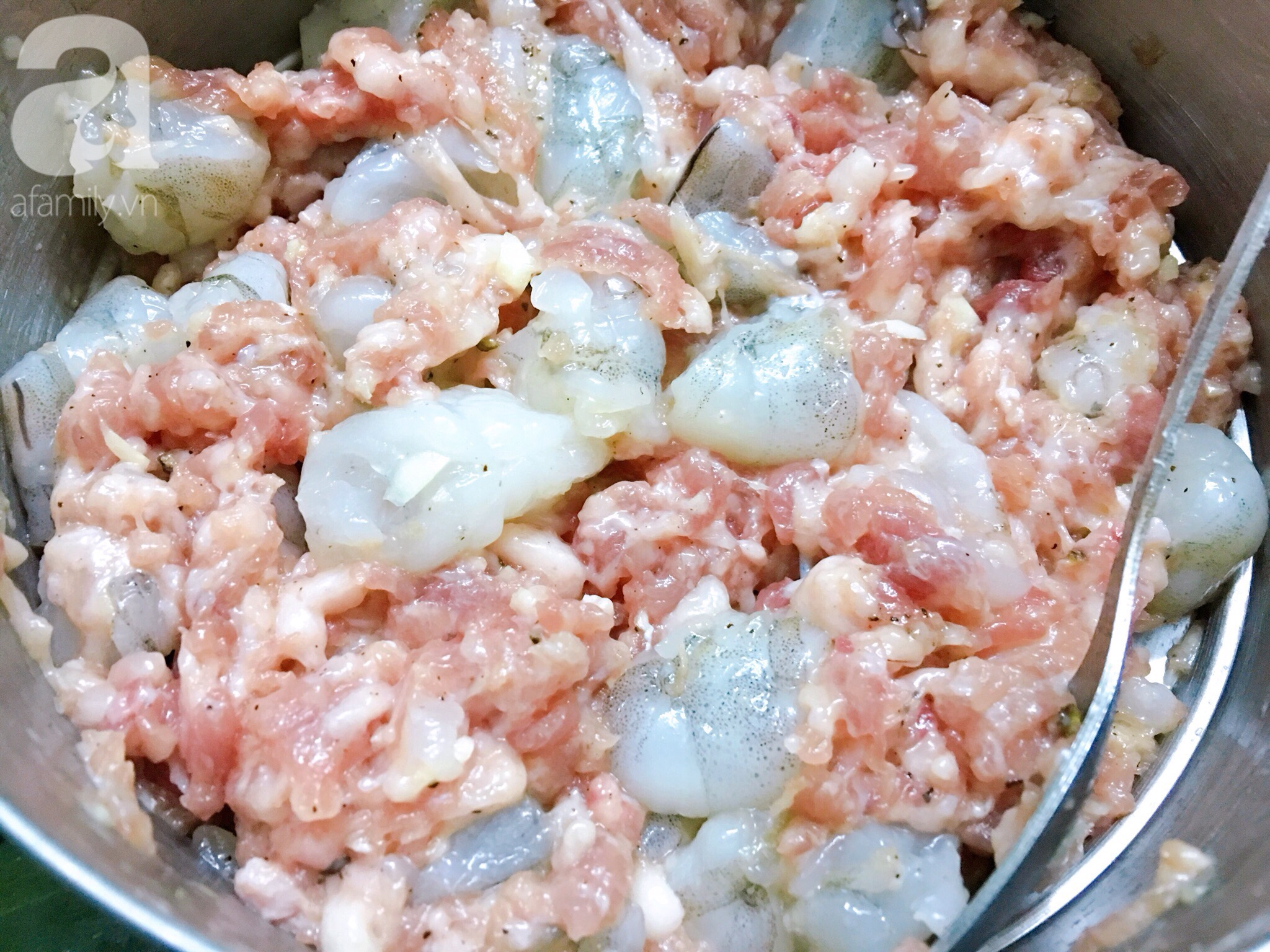 D&ugrave;ng b&aacute;nh tr&aacute;ng l&agrave;m h&aacute; cảo t&ocirc;m thịt si&ecirc;u ngon trong nh&aacute;y mắt - Ảnh 2.