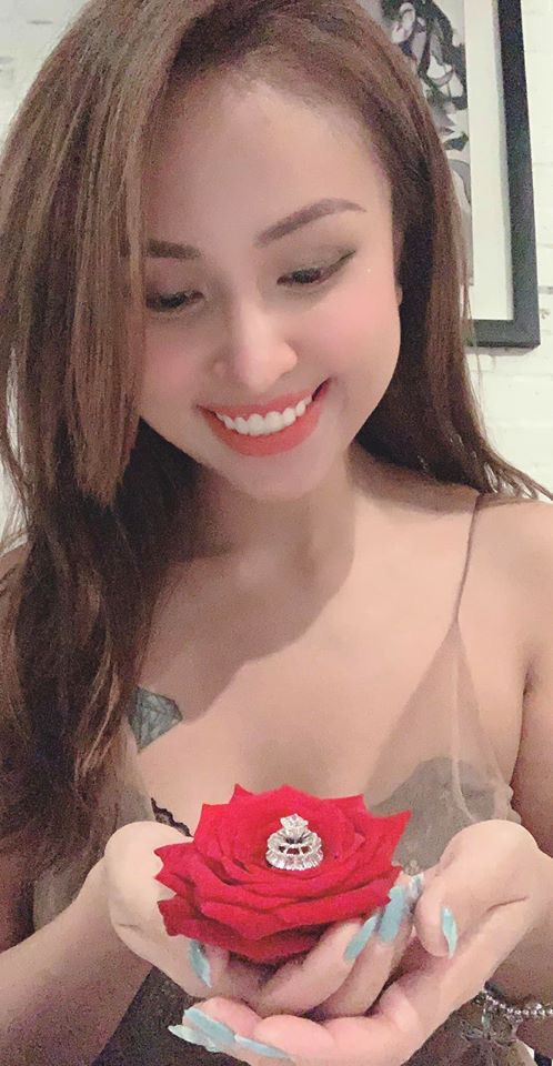 MC Vân Hugo hạnh phúc khoe nhẫn kim cương khủng, ngầm thông báo đã được cầu hôn và sắp lên xe hoa lần 2? - Ảnh 2. MC Vân Hugo hạnh phúc khoe nhẫn kim cương khủng, ngầm thông báo đã được cầu hôn và sắp lên xe hoa lần 2? - Ảnh 2.